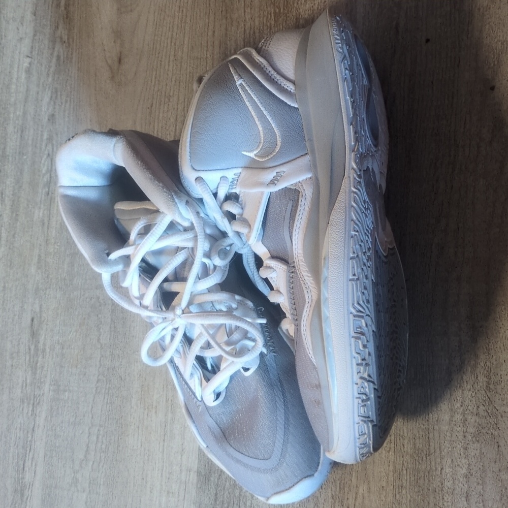 Size 8 Kyrie Erving basketball shoes
